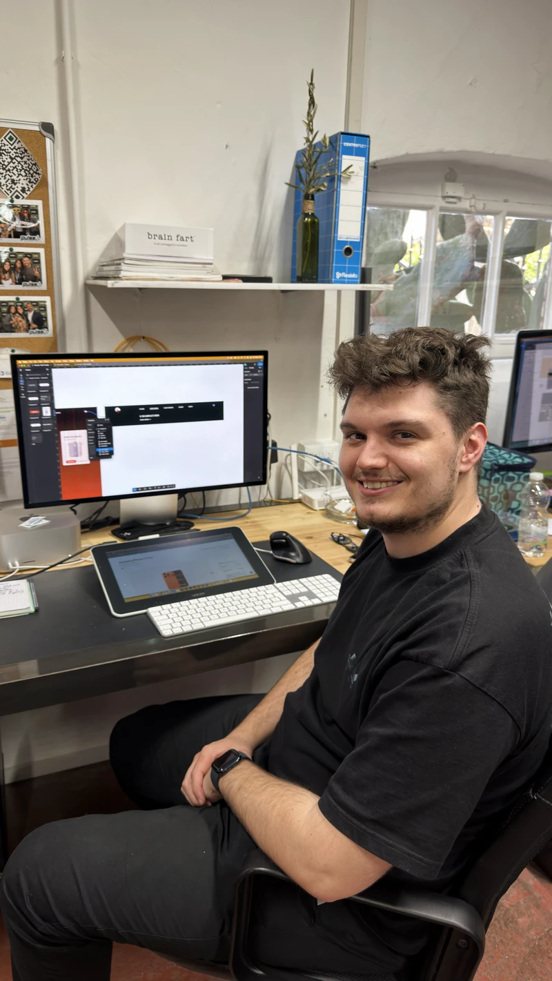 Mattia alla scrivania