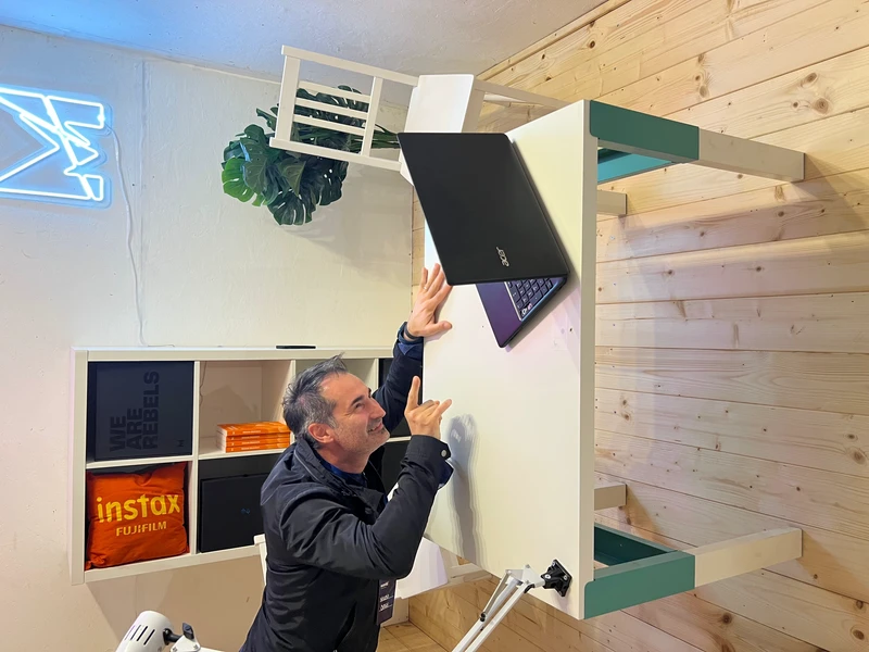 Simone con computer rovesciato